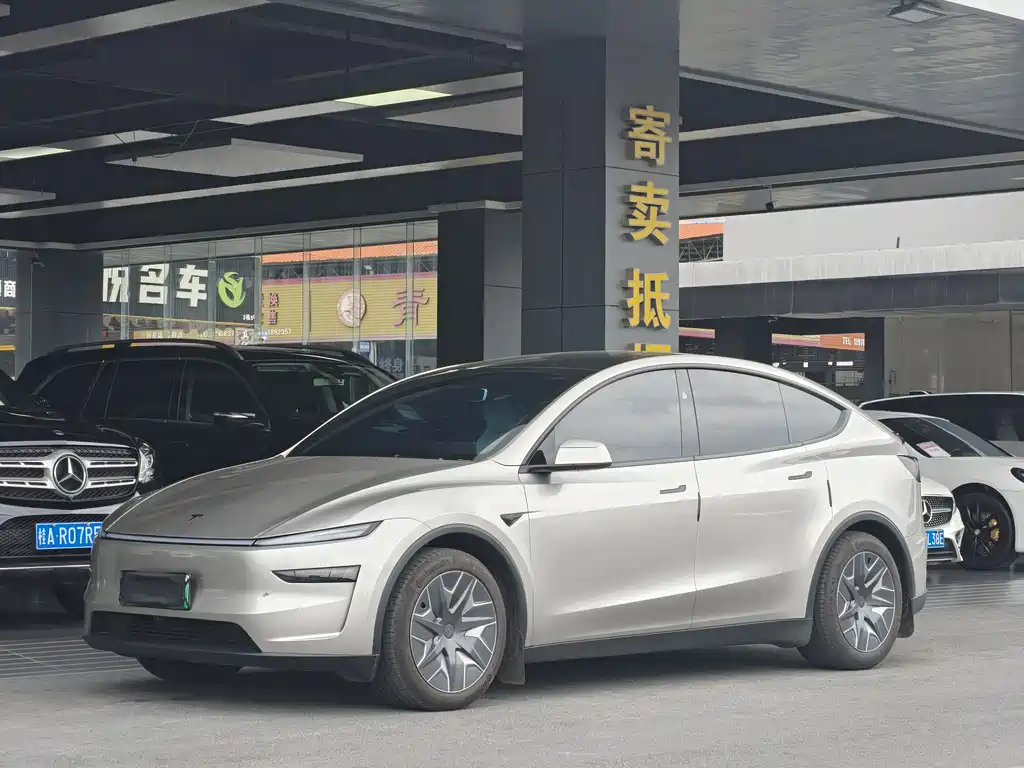 Tesla Model Y L 2026