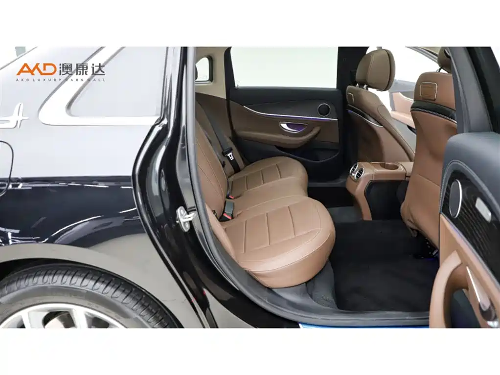 Mercedes-Benz E-Class — миниатюра 8