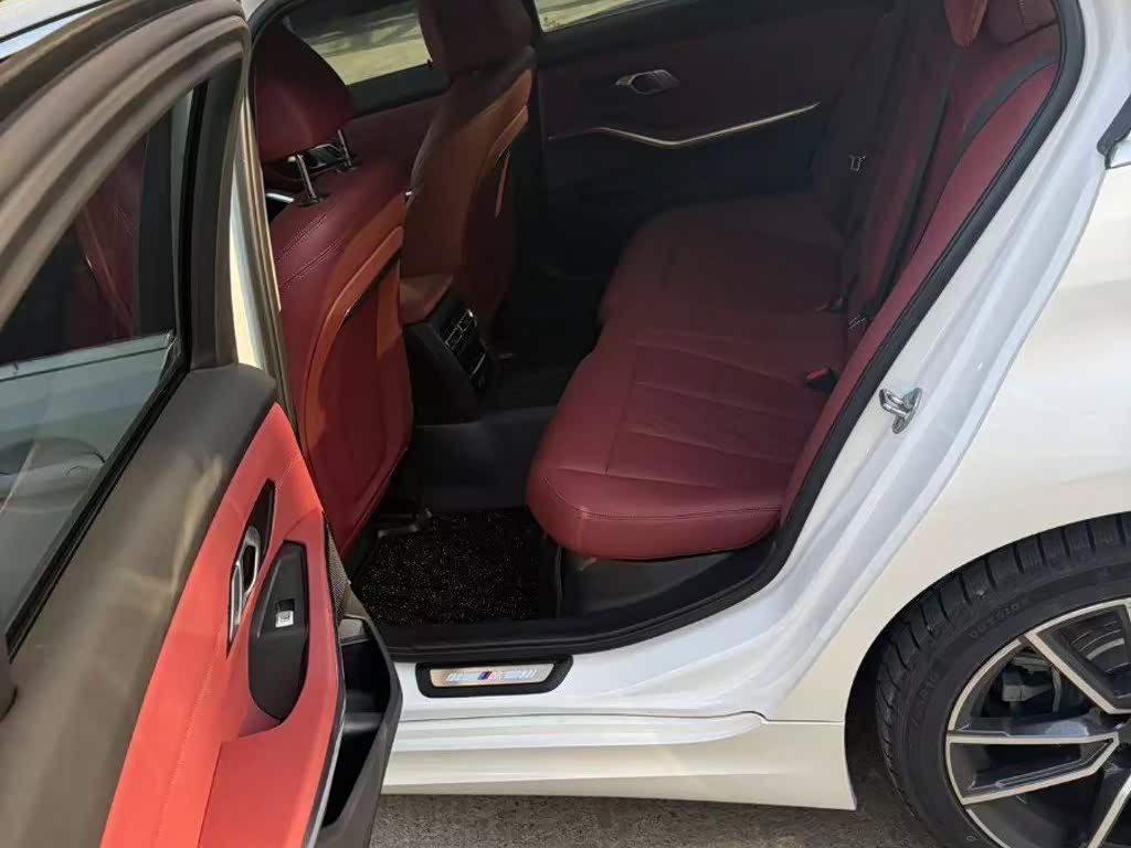 BMW 3 Series 2.0 л 2023 г. Белый, пробег 42000 км