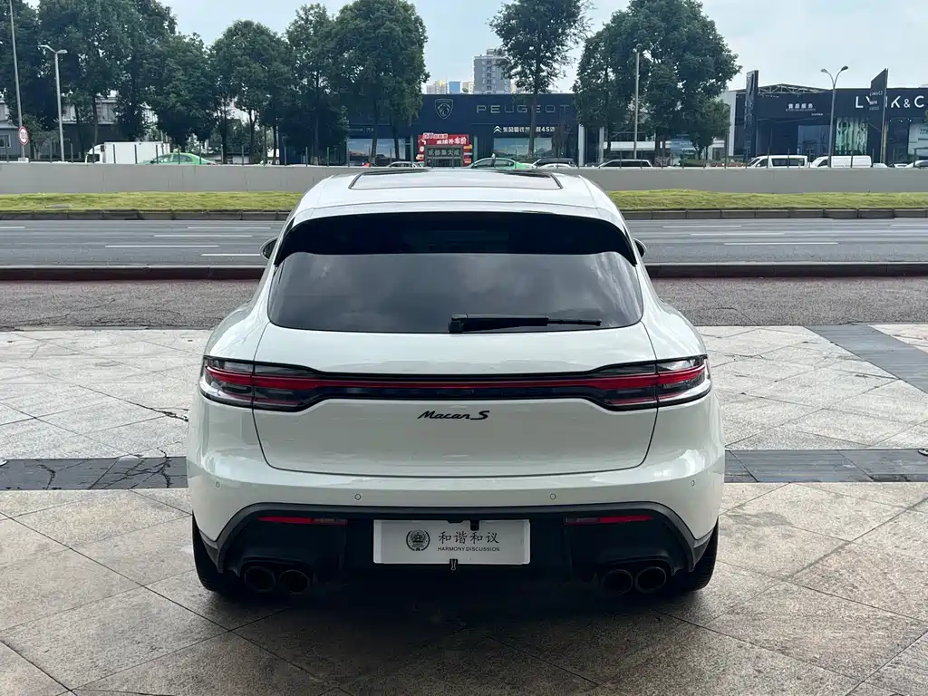 PORSCHE MACAN