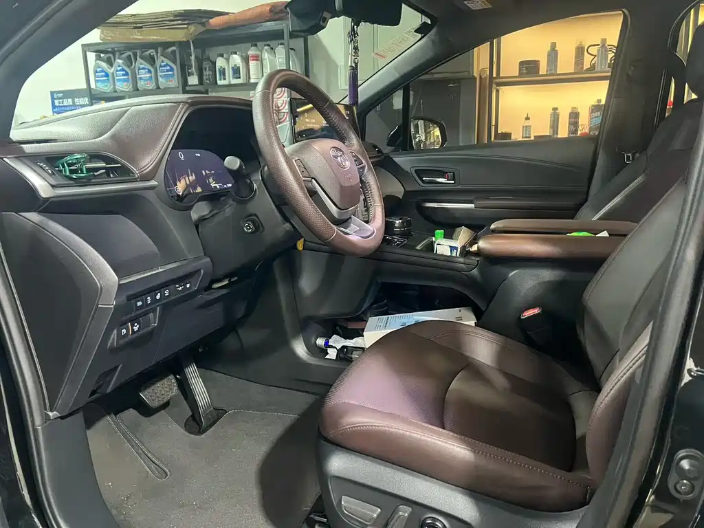 Toyota Granvia — миниатюра 5