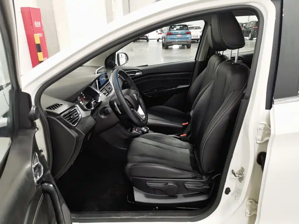 Baojun 310W — миниатюра 10