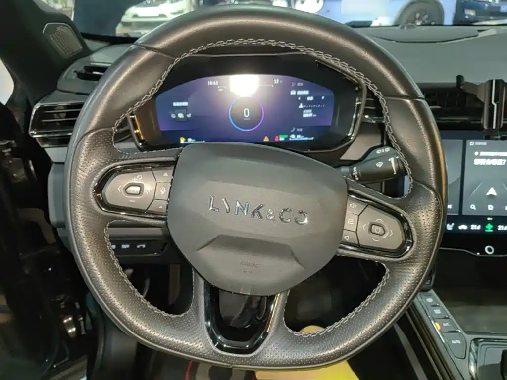Lynk & Co 01 EM-P — миниатюра 11