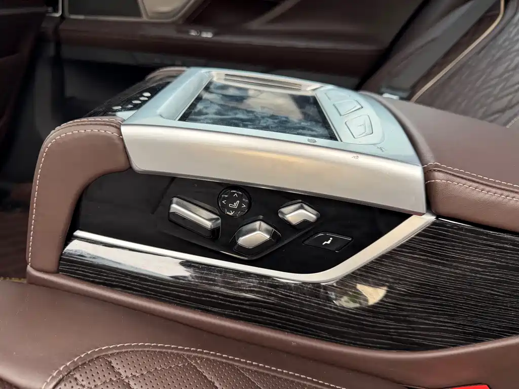 BMW 7 Series — миниатюра 12