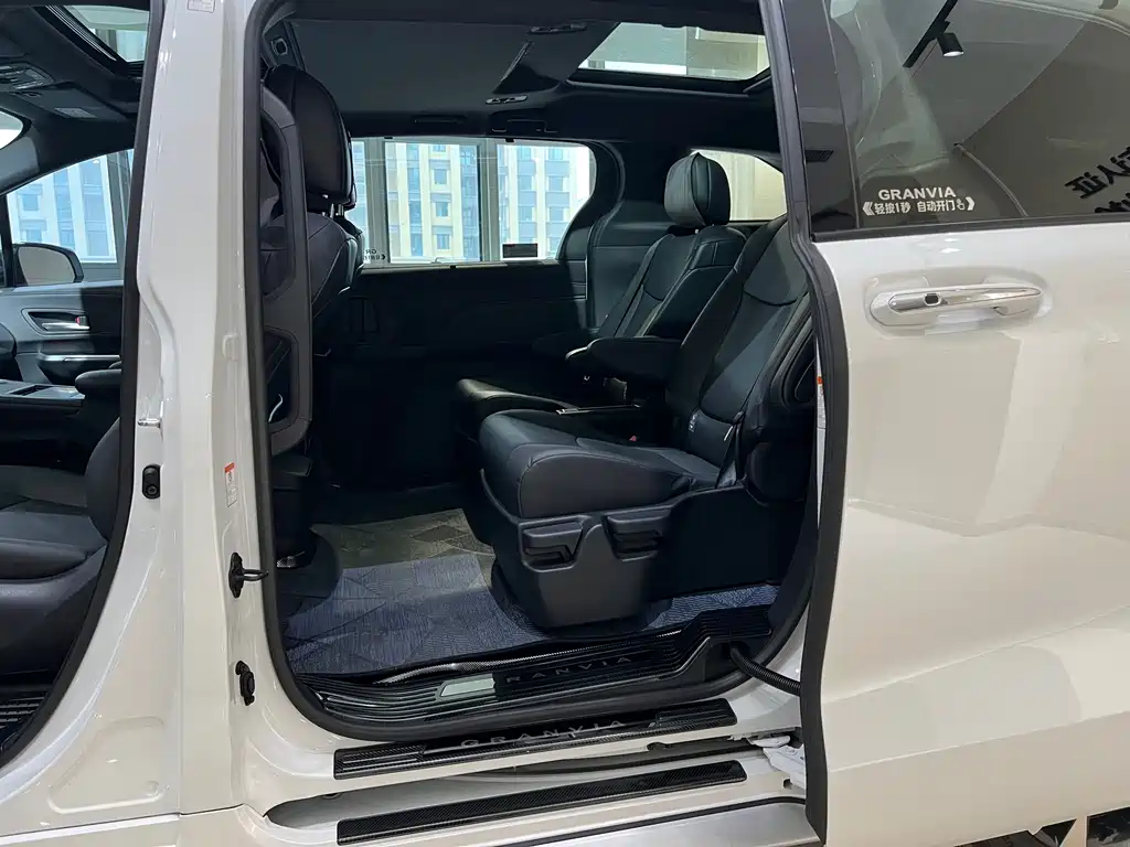 Toyota Granvia — миниатюра 15