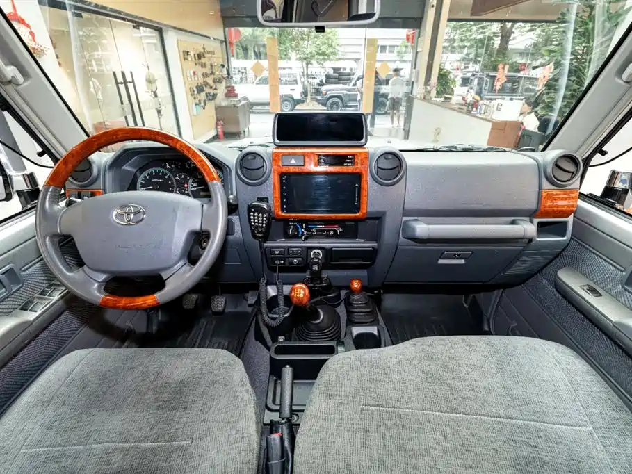 Toyota Land Cruiser LC76 2016 4.0L