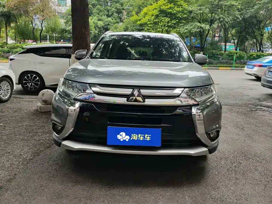 Mitsubishi Outlander 2018 2.4L Elite 5 мест