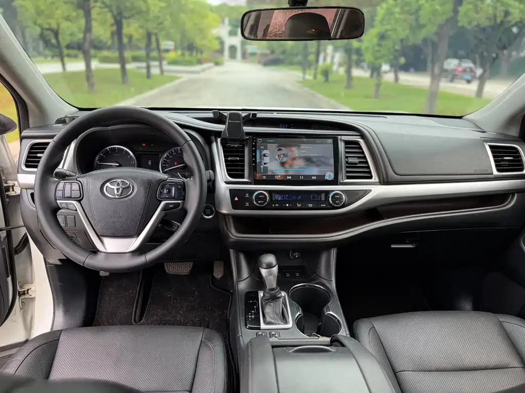 Toyota Highlander 2015 2.0T Luxury 7 мест