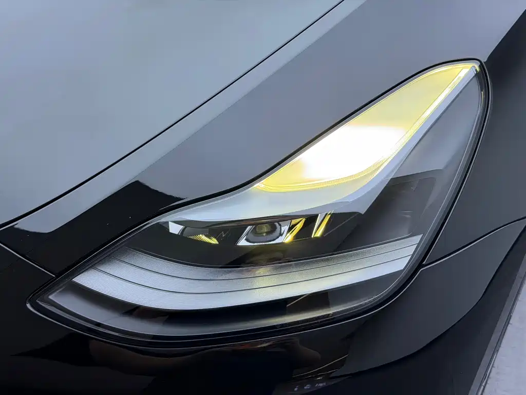 Tesla Model Y — миниатюра 12