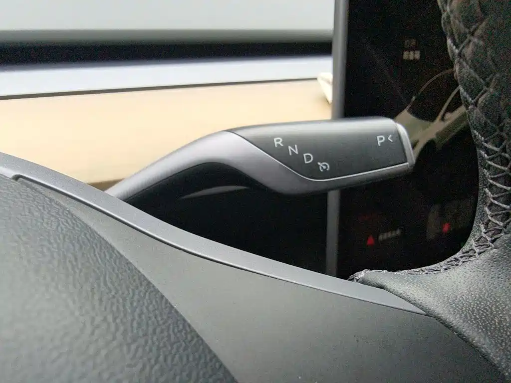 Tesla Model Y — миниатюра 10
