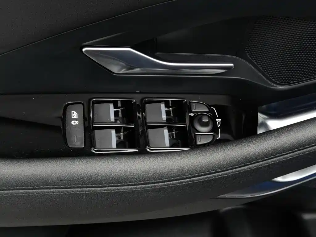 Jaguar E-PACE — миниатюра 9