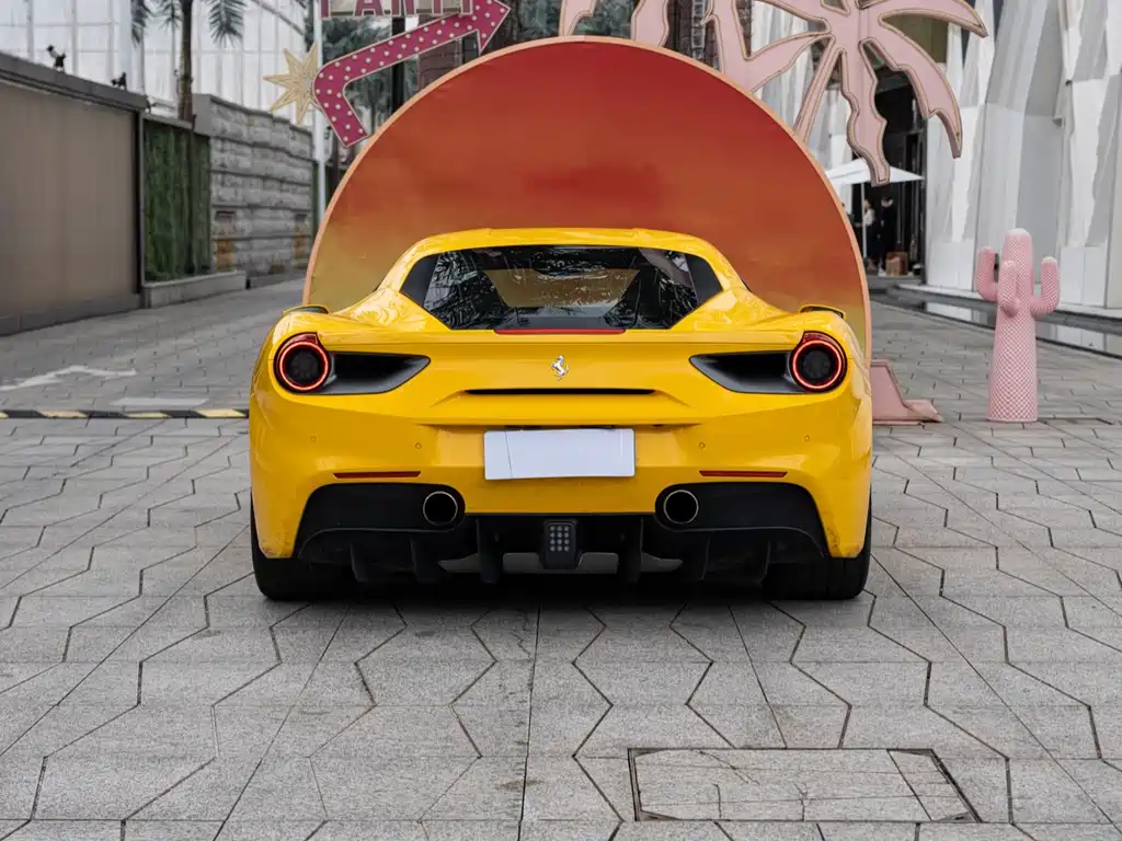 FERRARI 488