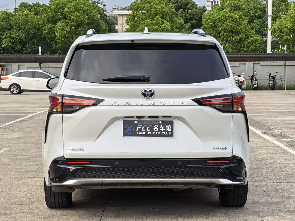 Toyota Granvia 2023 2.5L Luxury PLUS
