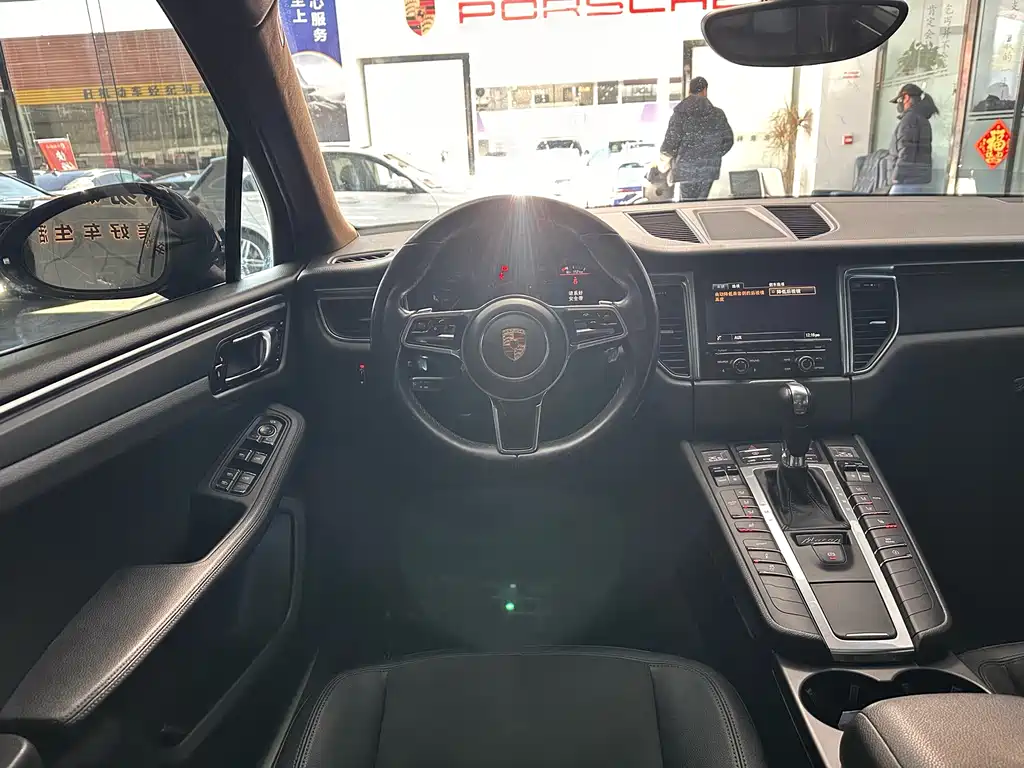 PORSCHE MACAN