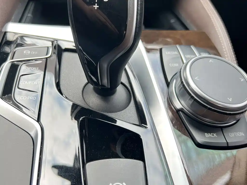 BMW 5 Series — миниатюра 13