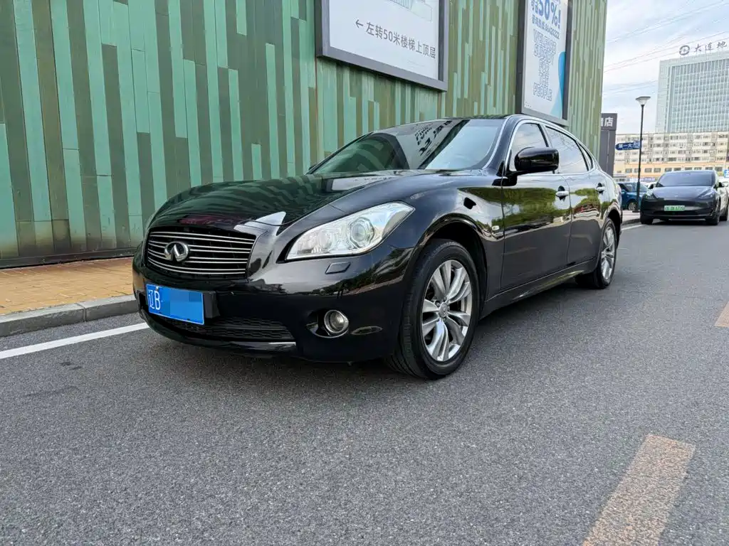 Infiniti Q70