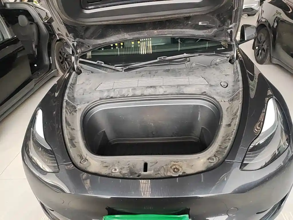 Tesla Model Y — миниатюра 20