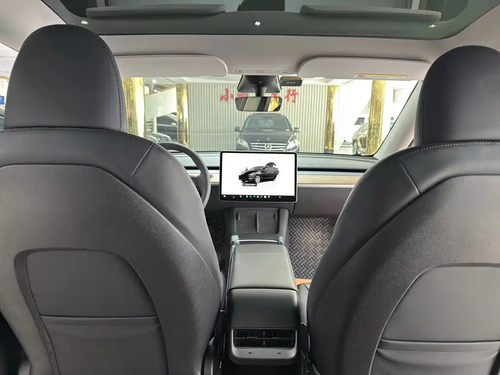 Tesla Model Y — миниатюра 12