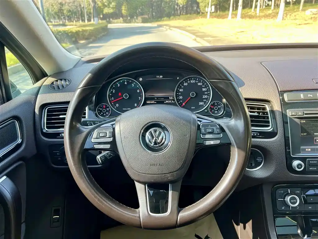 VOLKSWAGEN TOUAREG