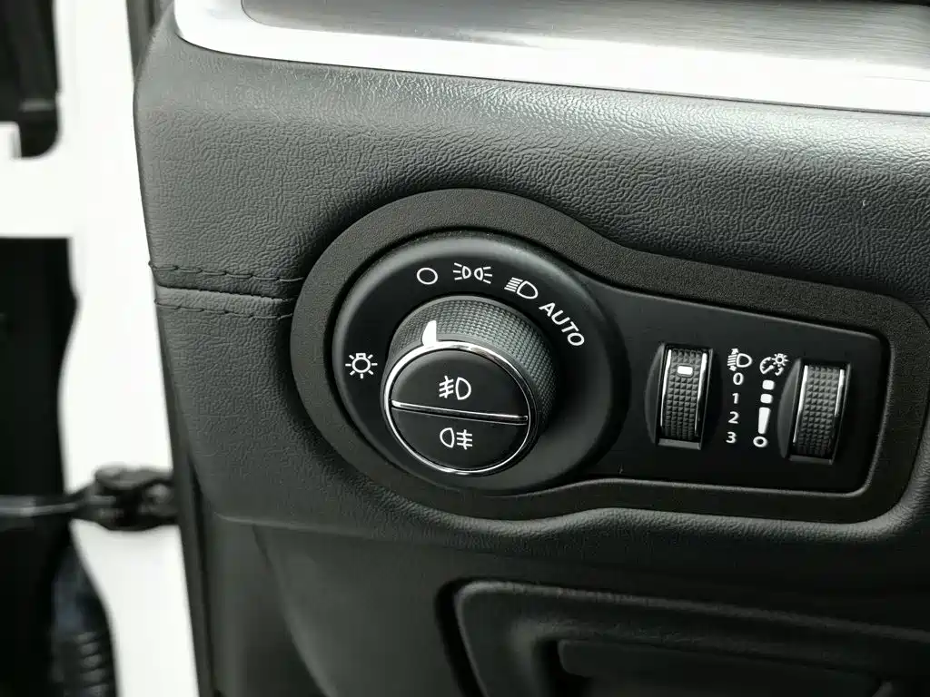 Jeep Grand Commander — миниатюра 21
