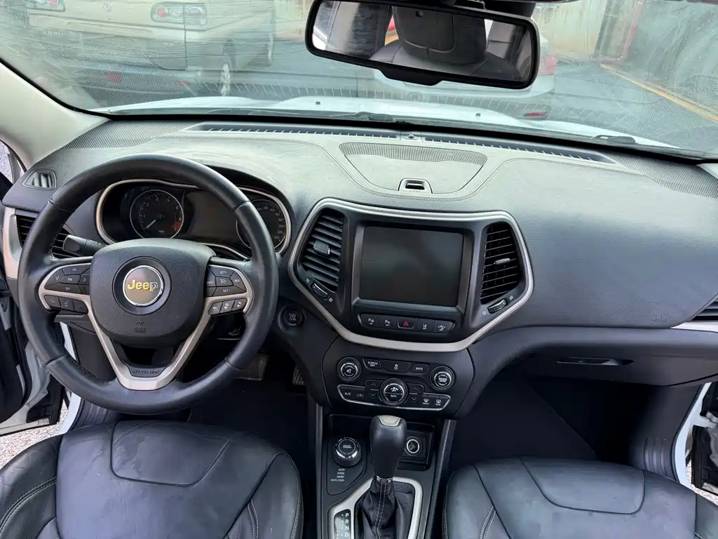 Jeep Cherokee (Import) — миниатюра 7