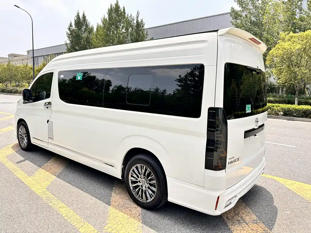 Toyota HiAce 2024 3.5L AT