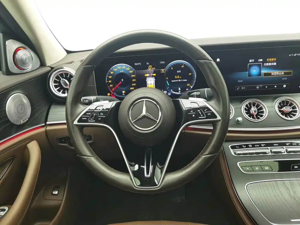 Mercedes-Benz E-Class — миниатюра 11