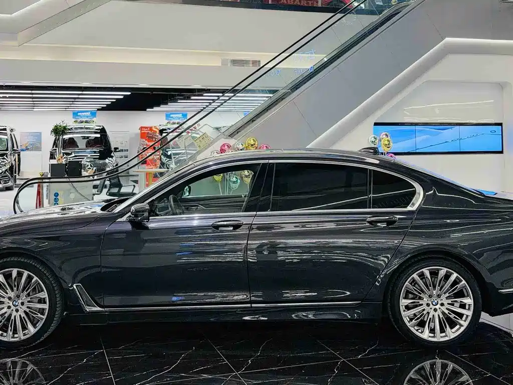 BMW 7 Series — миниатюра 3