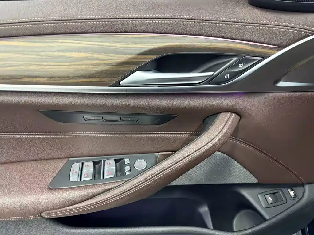 BMW 5 Series New Energy — миниатюра 6