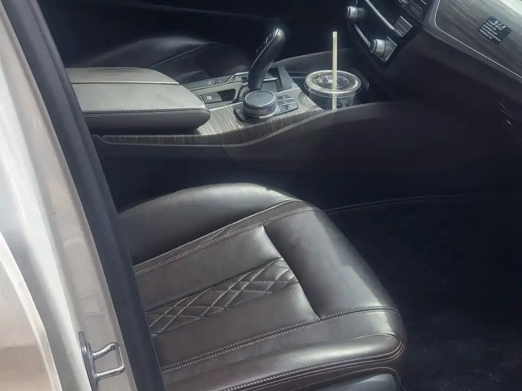 BMW 5 Series New Energy — миниатюра 7