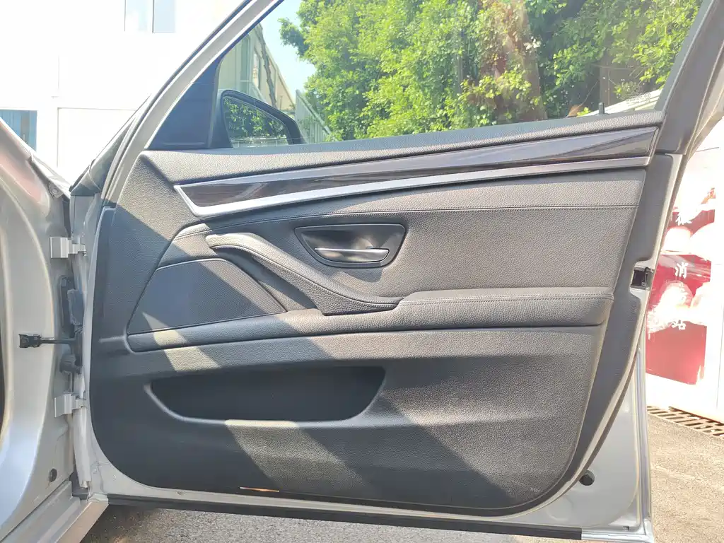 BMW 5 Series — миниатюра 16