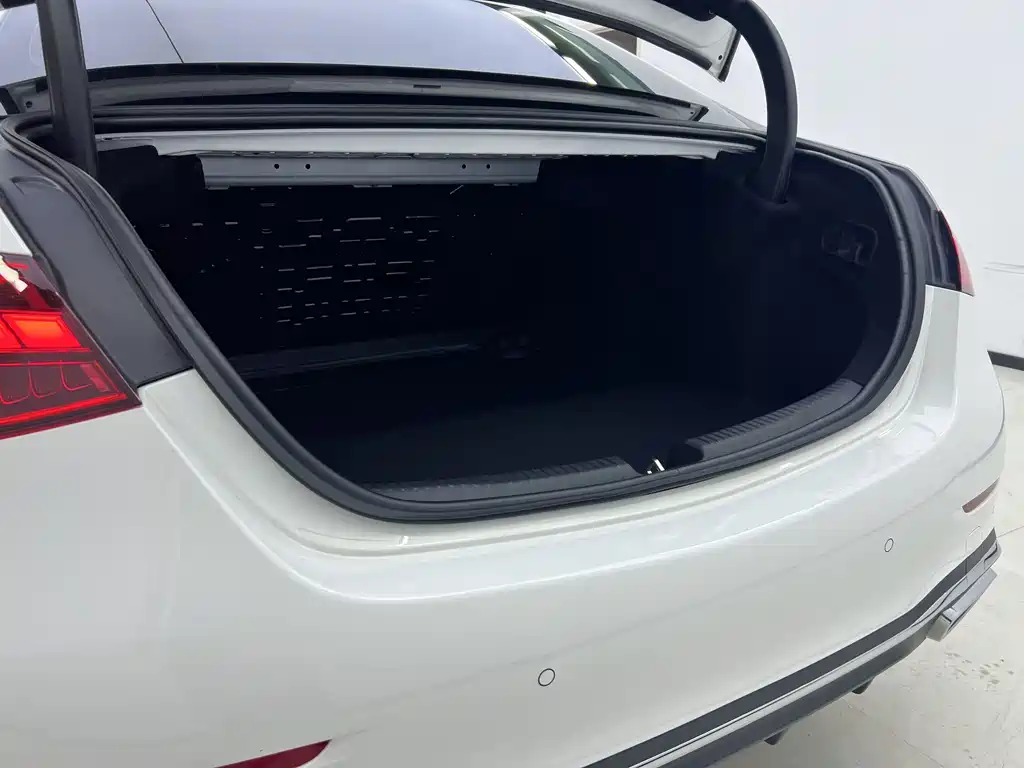 Mercedes-Benz C-Class — миниатюра 12