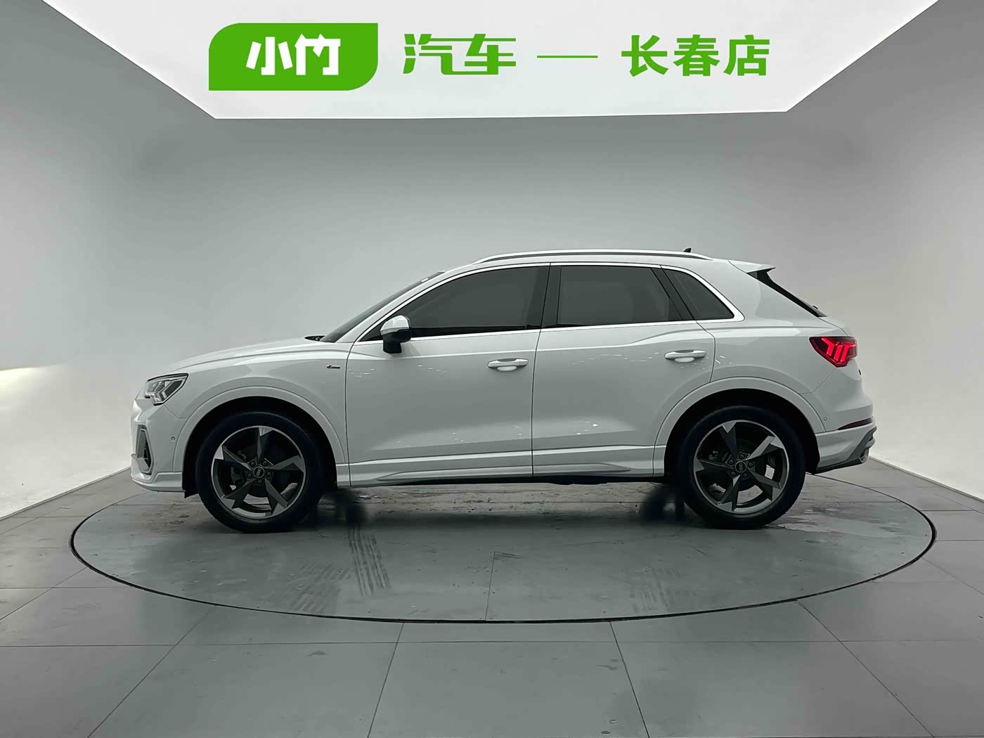 Audi Q3 1.4 л 2022 г. Белый, пробег 35000 км