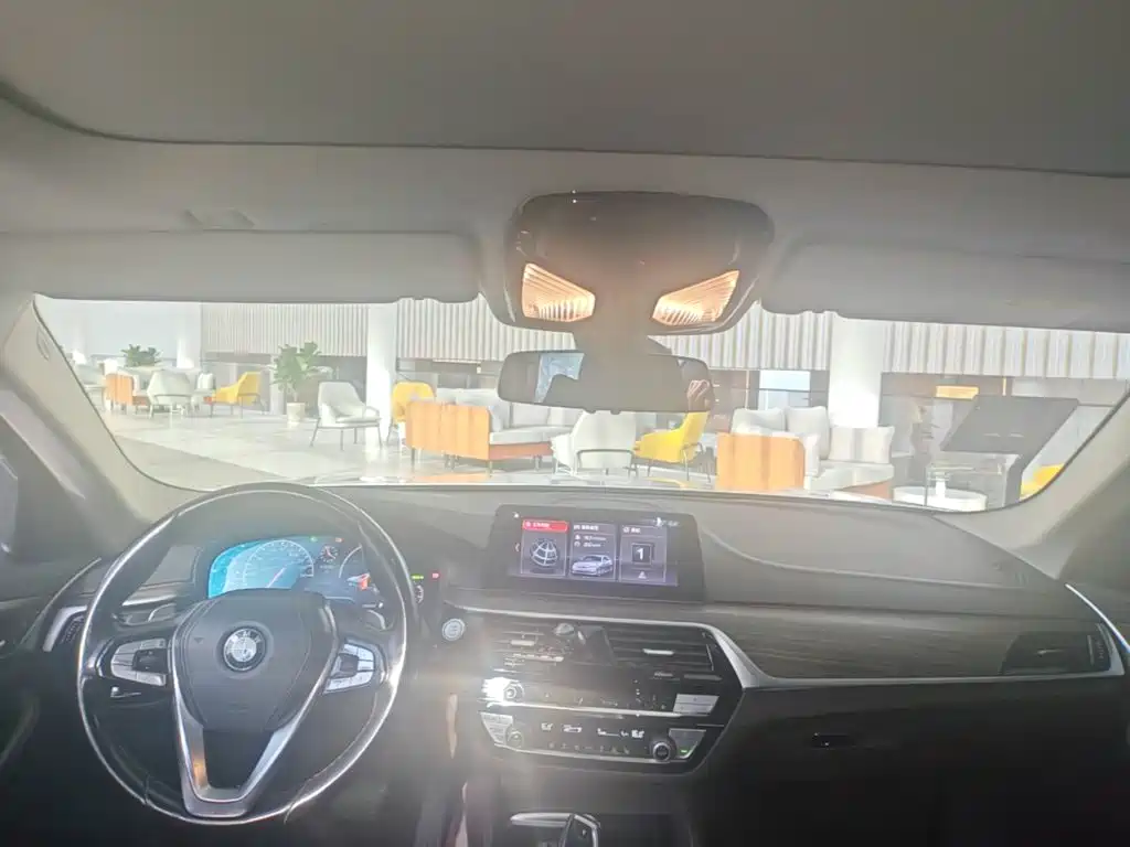BMW 5 Series — миниатюра 10