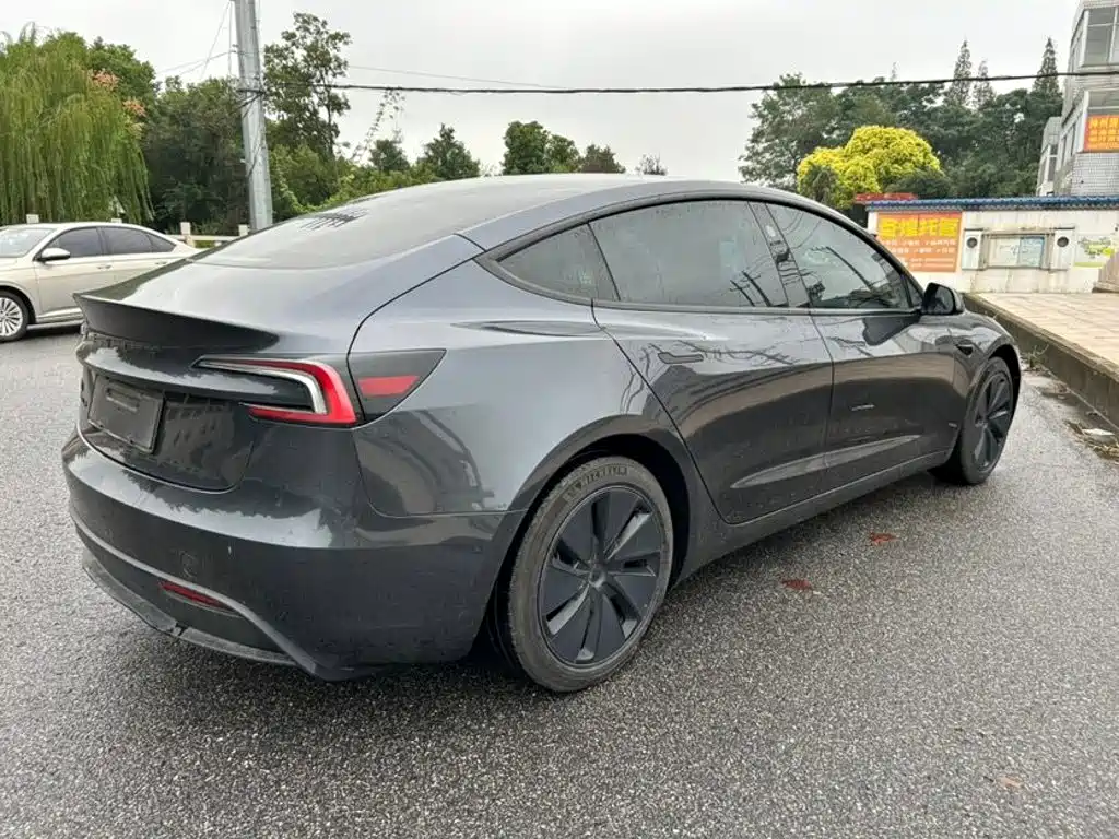 Tesla Model 3 — миниатюра 5
