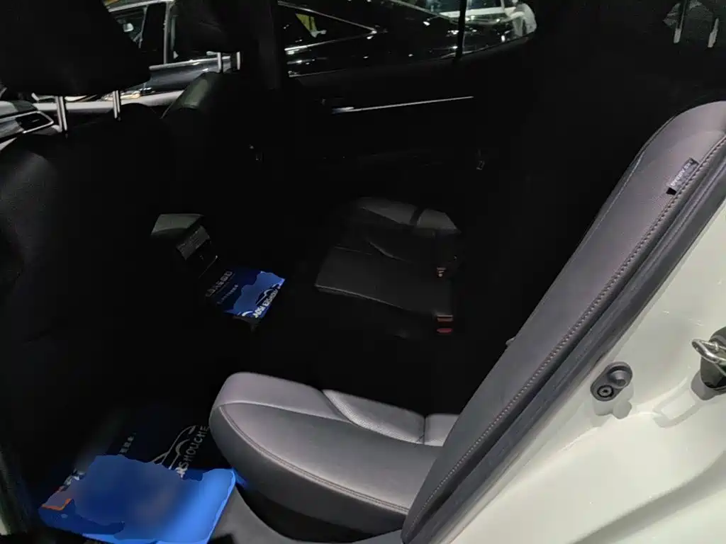 Toyota Camry — миниатюра 17