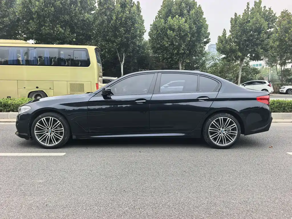 BMW 5 Series — миниатюра 7