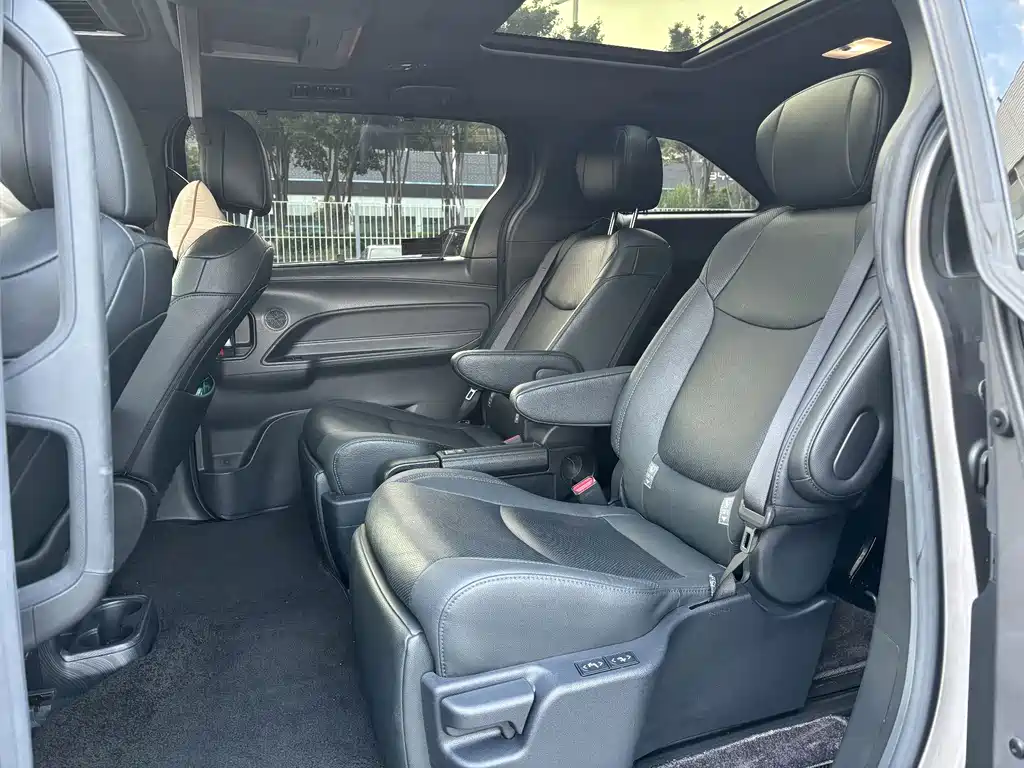 Toyota Sienna — миниатюра 19