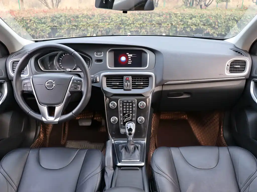 VOLVO V40