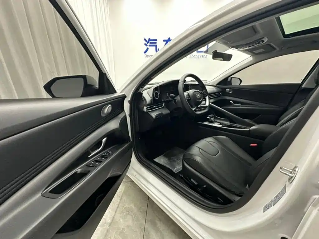 Hyundai Elantra — миниатюра 7