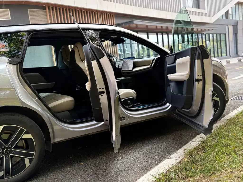 Volvo XC70 PHEV — миниатюра 12