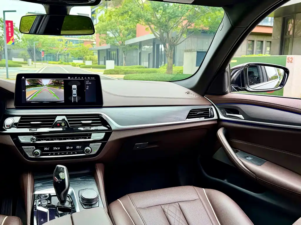 BMW 5 Series — миниатюра 13