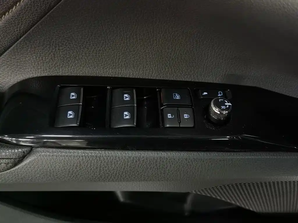 Toyota Camry — миниатюра 9