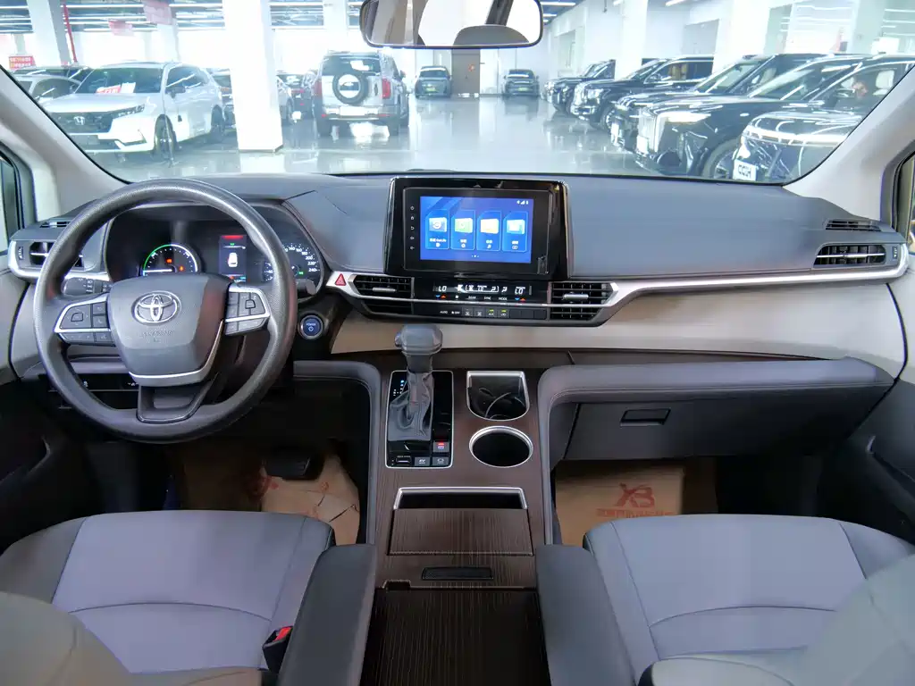 Toyota Granvia — миниатюра 10