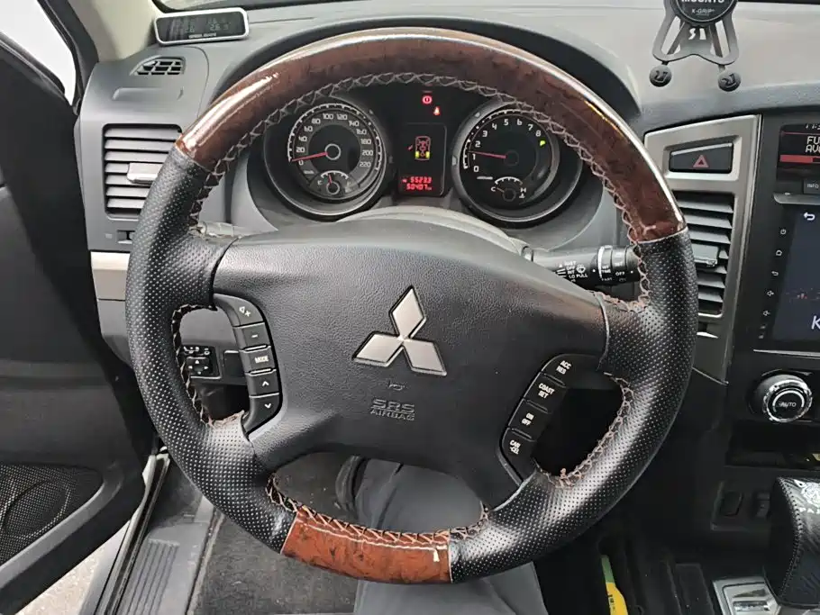 Mitsubishi Pajero (Import) — миниатюра 15