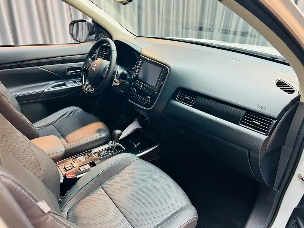 Mitsubishi Outlander — миниатюра 10