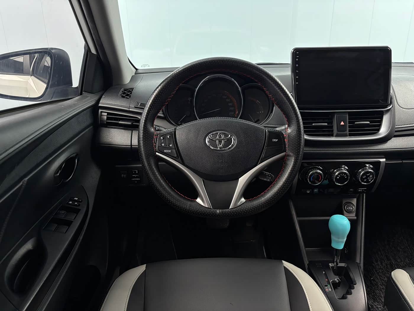 Toyota YARiS L Zhi Xuan 1.5 л 2022 г. Белый, пробег 40000 км