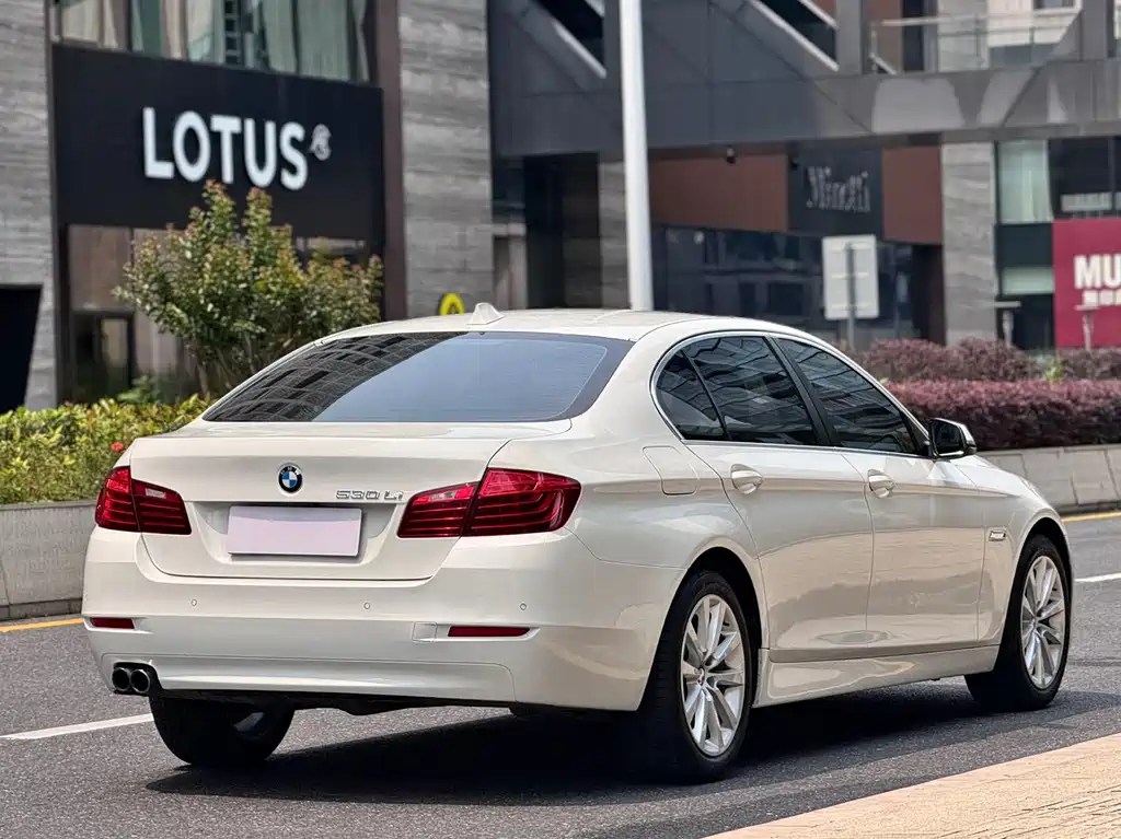 BMW 5 Series — миниатюра 7