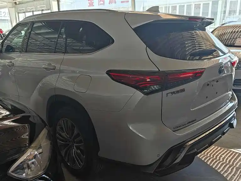 Toyota Highlander 2022 2.5L Luxury 7 мест