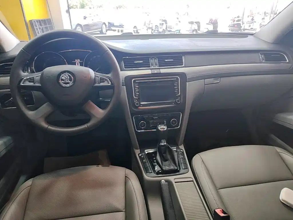 Skoda Superb — миниатюра 10